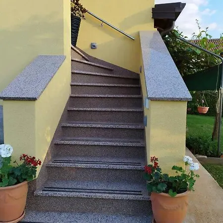 Apartment Nika In Tranquil Countryside *